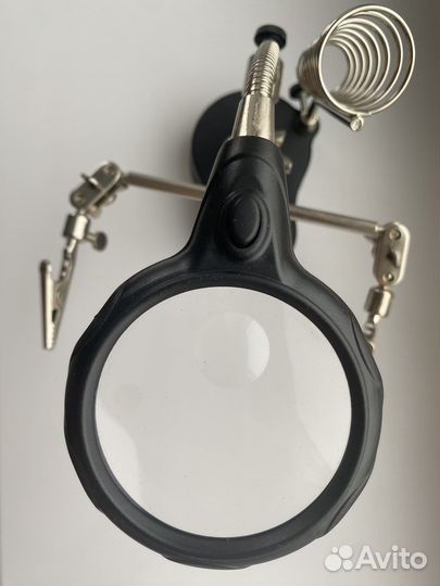 Третья рука для пайки с подсветкой и лупой