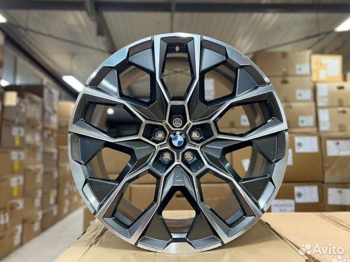 Кованые разноширокие диски R22 на BMW X7