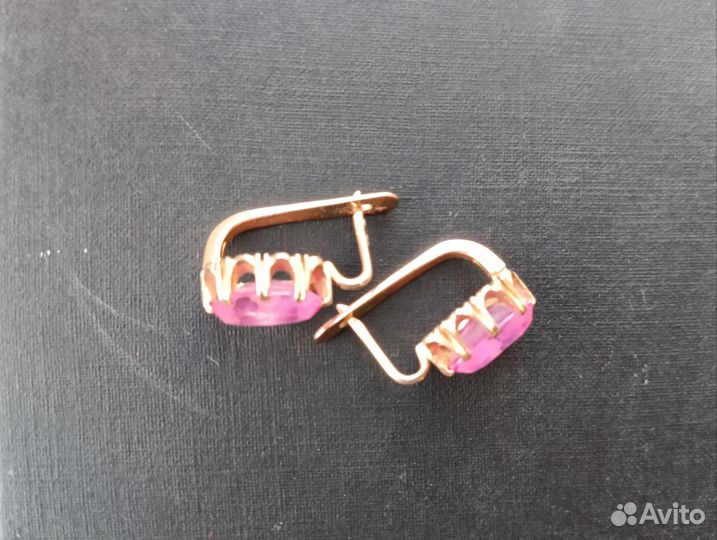 Золотые серьги с корундом