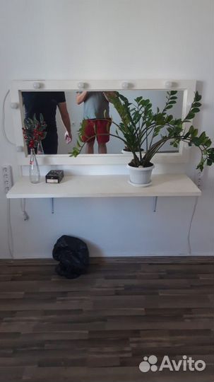 Зеркало с полкой