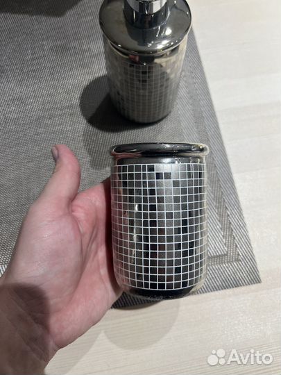 Дозатор и стакан для щеток