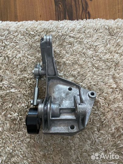 Кронштейн генератора kalina с роликом