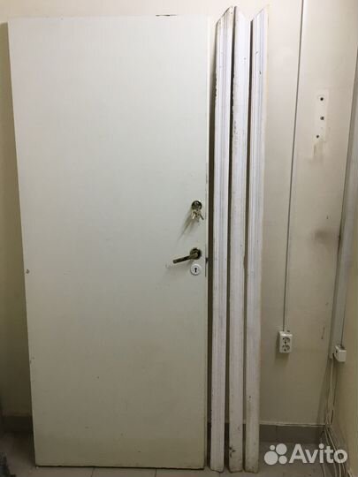 Дверь межкомнатная с ручкой замком петли наличники