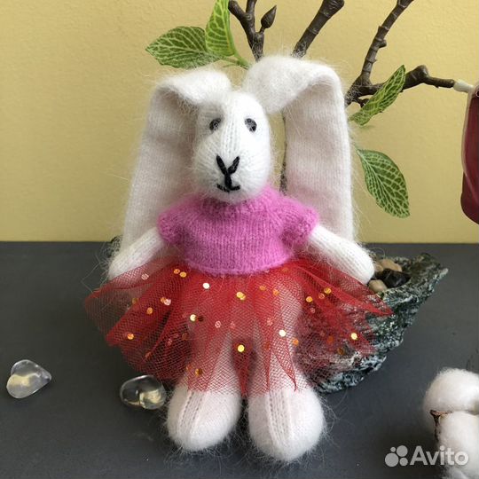 Вязанная игрушка зайка в платье