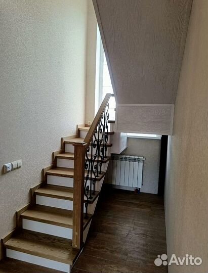 Лестница с площадкой на второй этаж