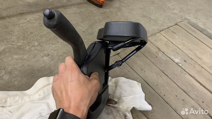 Столик между сиденьями