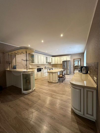 Дом 685 м² на участке 44 сот.