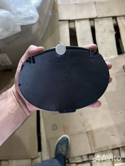 Стеклянный знак на Lexus 570