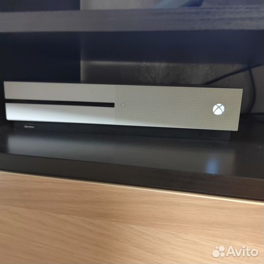 Xbox one s 1tb с дисководом и играми