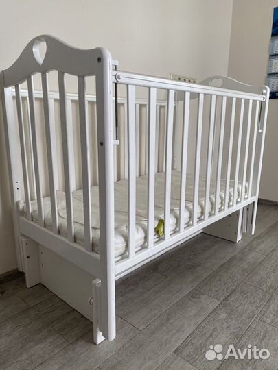 Детская кроватка с универсальным маятником