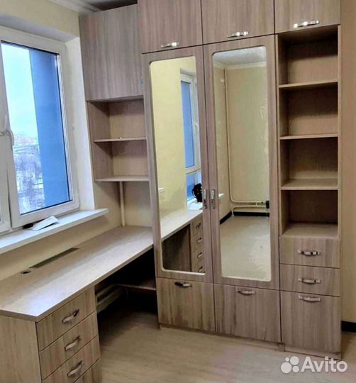 Рабочая зона в углу у окна