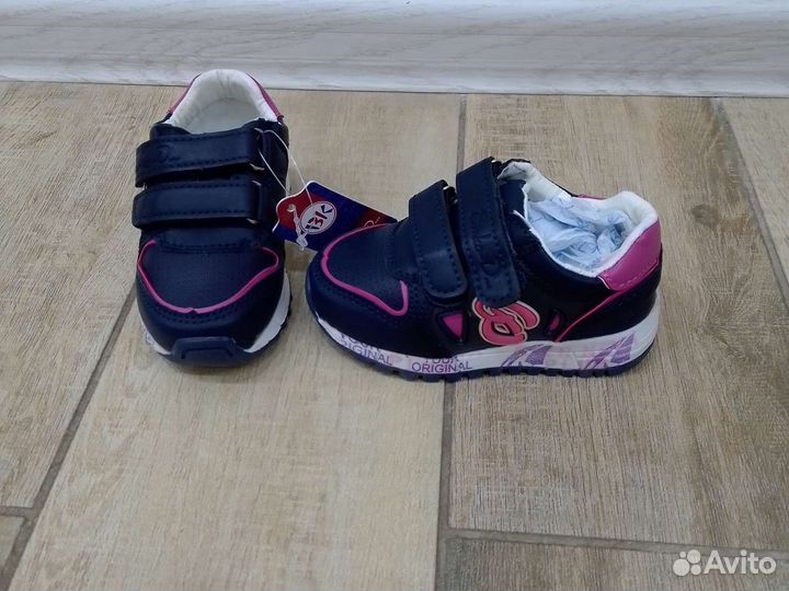 Кроссовки для девочки новые