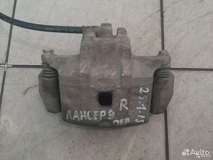 Тормозной суппорт передний правый Mitsubishi Lance