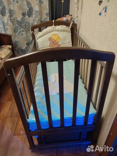 Детская кроватка с маятником