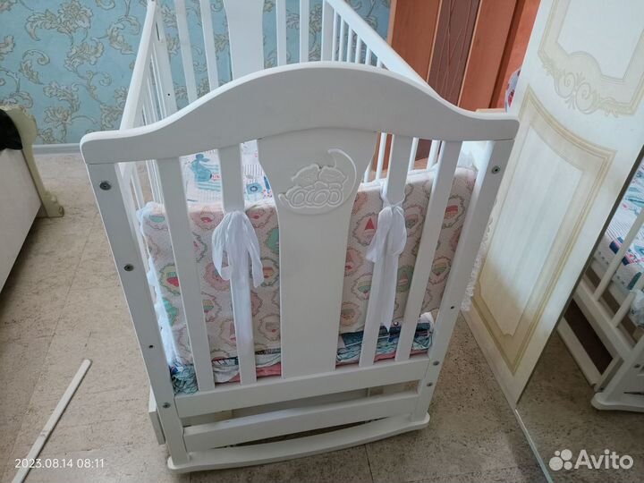 Детская кроватка с маятником и ящиком