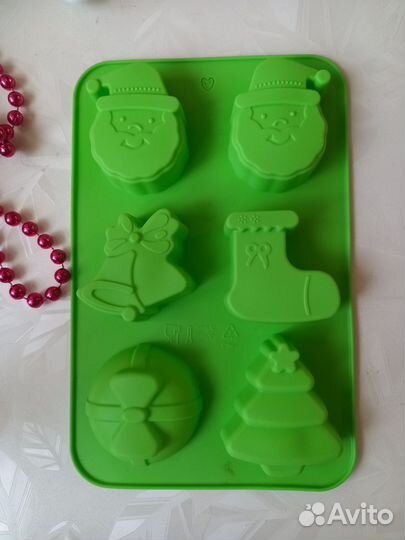 Стеклянная игрушка и много новогодних вещиц