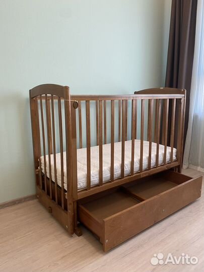 Детская кроватка с поперечным маятником