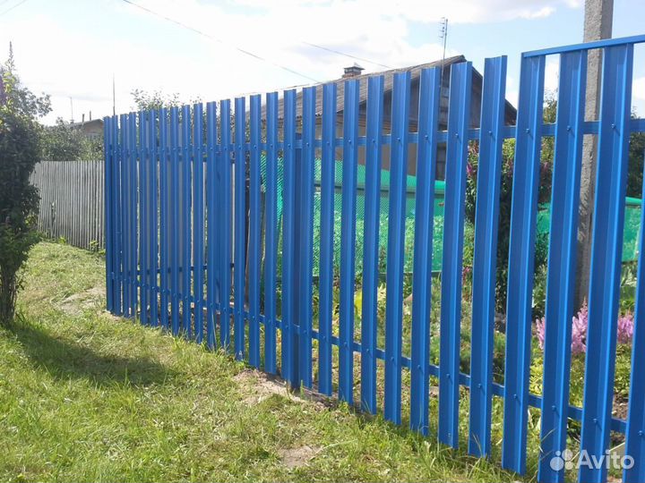 Установка забора из евроштакетника под ключ