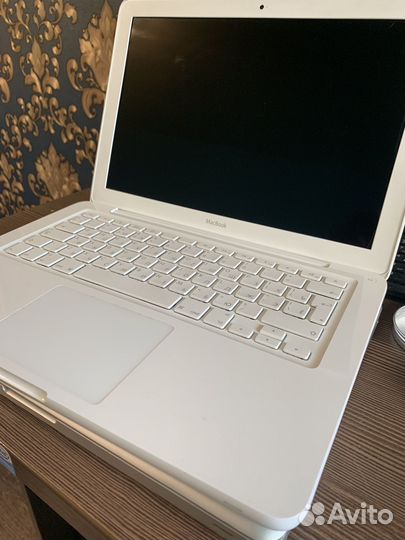 Macbook 13 2010 белый 4/250