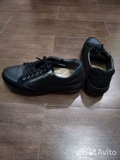 Кроссовки женские