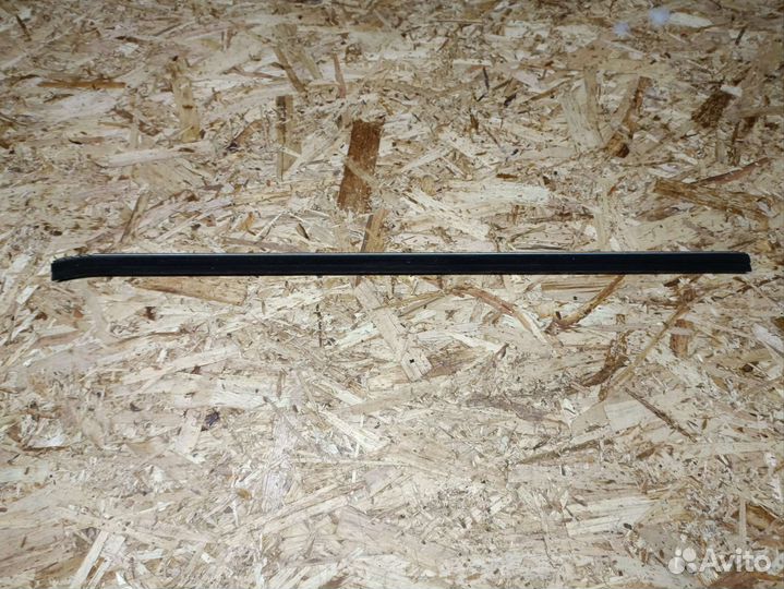 Уплотнитель стекла Toyota Corolla CE104 перед левы