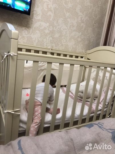 Детская кроватка с маятником