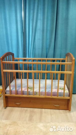 Детская кроватка с маятником и ящиком