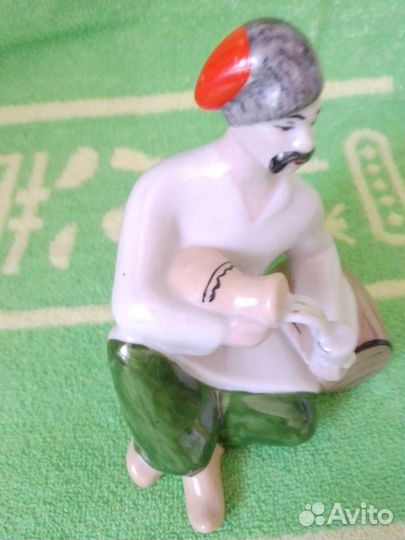 Фарфоровая статуэтка 