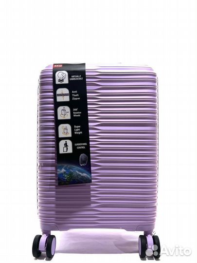 Прочный чемодан на колесах