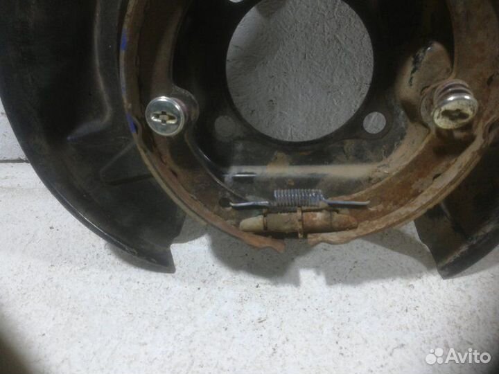 Щиток тормозного механизма задний левый Lexus Is