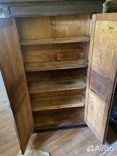 Старинный шкаф