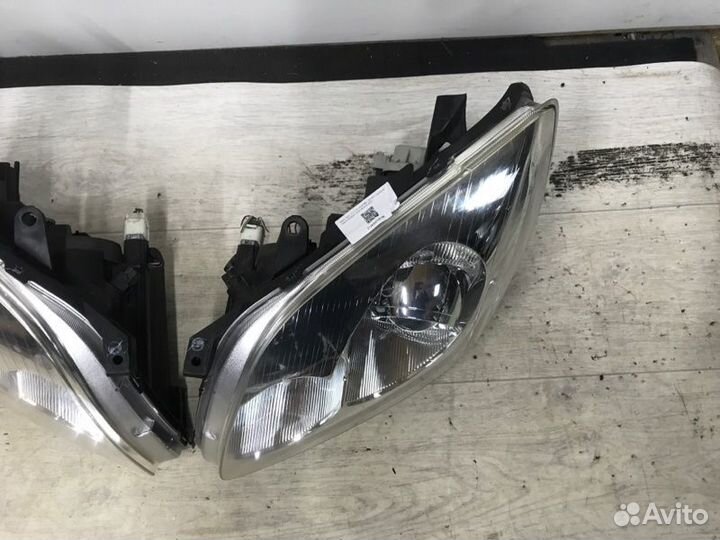 Фара Toyota Avensis T250 2005