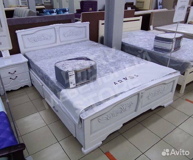 Кровать массив