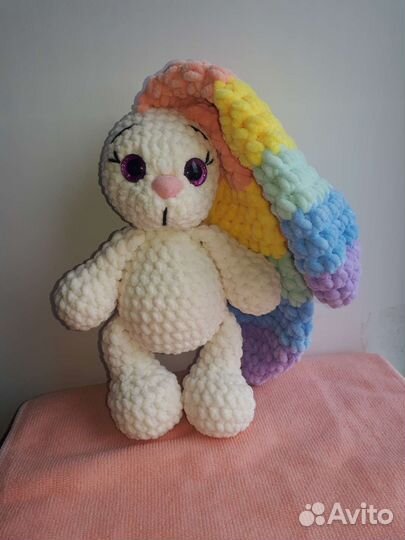 Плюшевый заяц вязаный