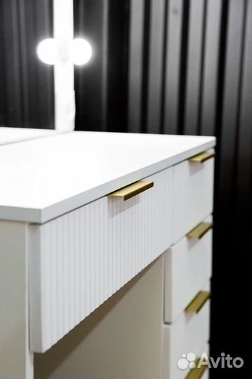 Гримерный столик с лампочками