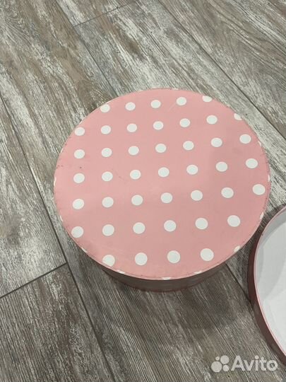 Круглая подарочная коробка розовая