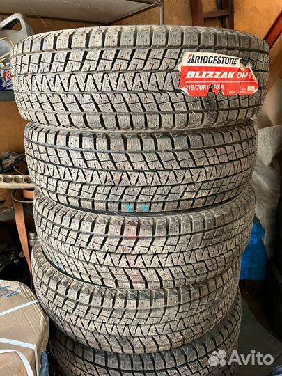 Bridgestone Blizzak DM-V1 215/70 R17