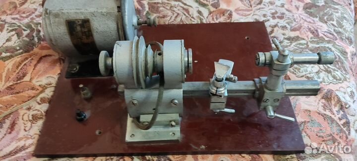 Часовой токарный станок