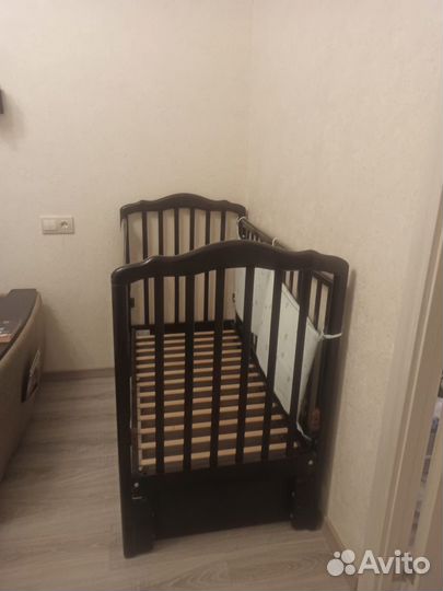 Детская кроватка с маятником и ящиком