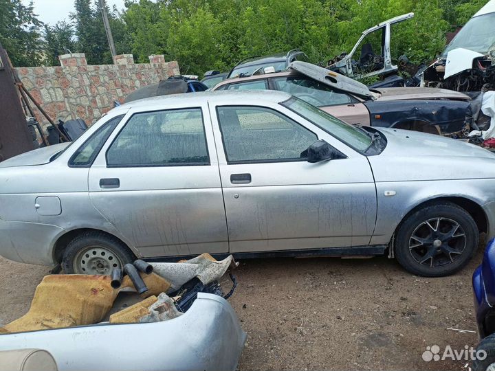 LADA priora разбираю на запчасти