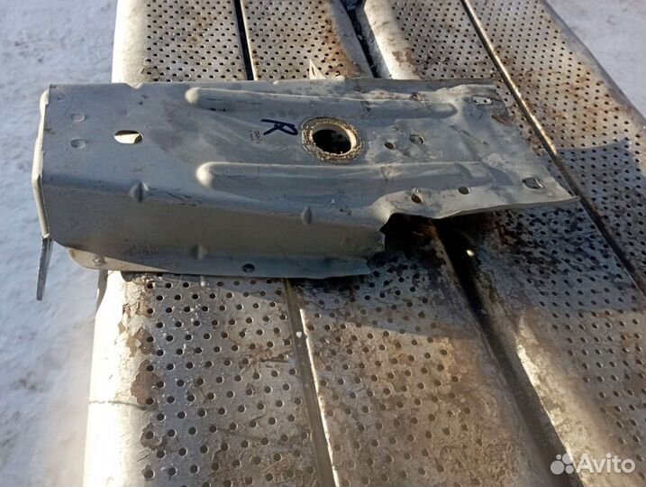 Кранштейн подрамника правая Renault Logan II