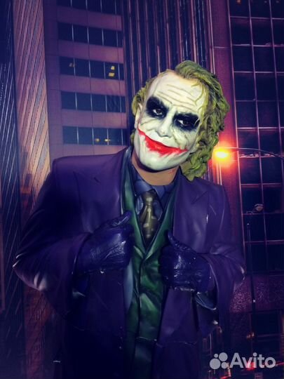 Статуя супергероя американских комиксов Джокер