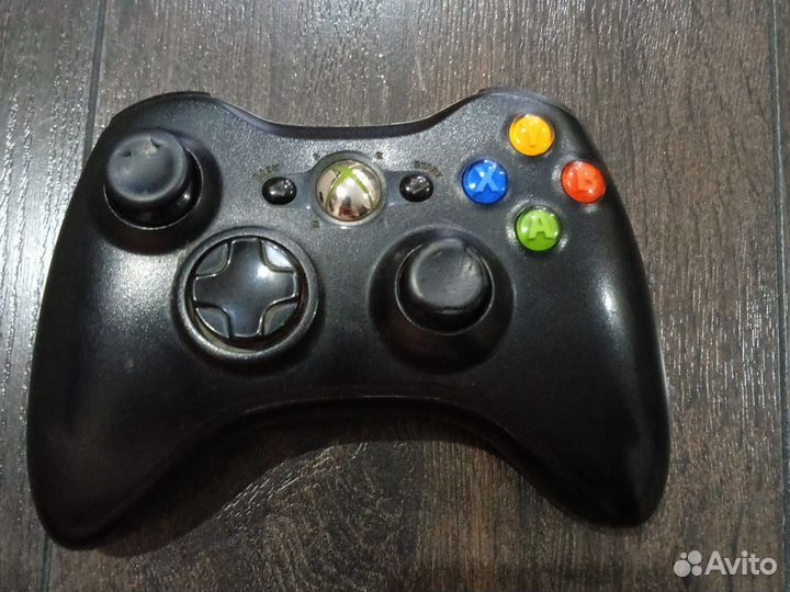 Xbox 360 с геймпадом