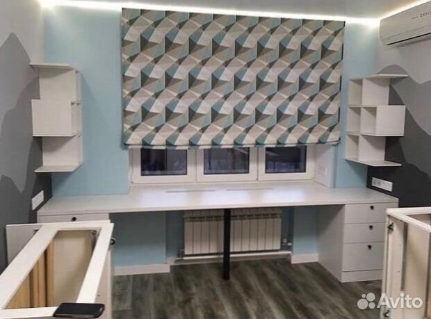 Детская рабочая зона у окна для двоих