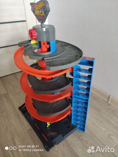 Трек hot wheels mega garage