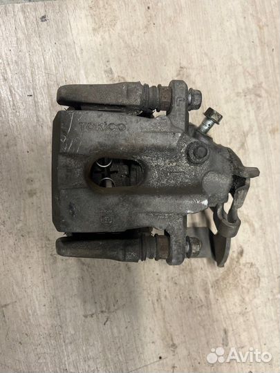 Суппорт тормозной задний левый Toyota Prius ZVW30