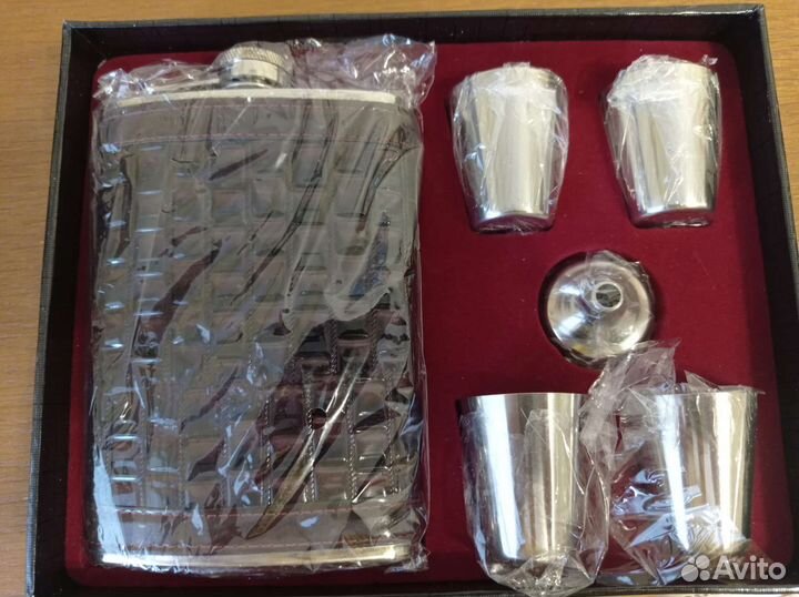 Фляжка с рюмками