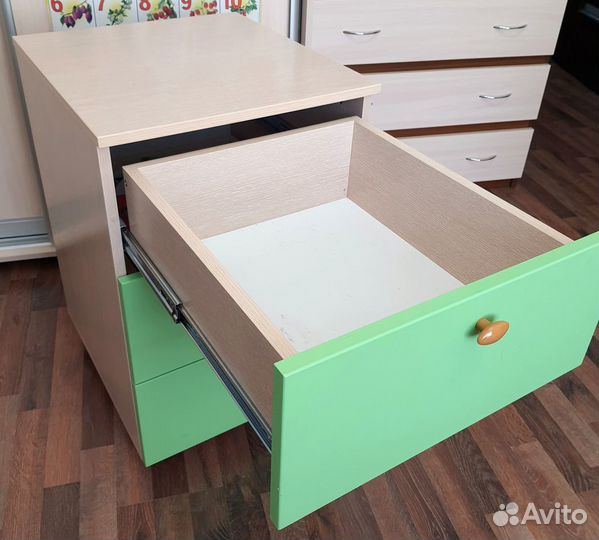 Тумба выкатная на колёсах, три ящика