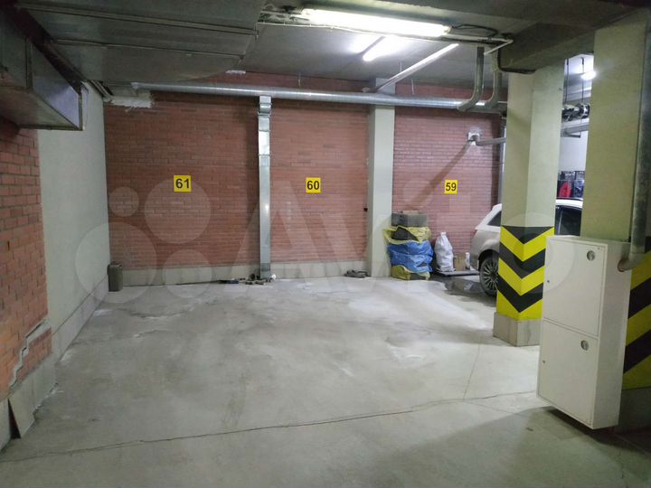 Машиноместо, > 30 м²