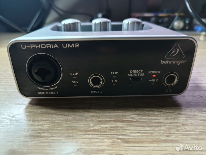 Usb аудио интерфейс Behringer U-Phoria UM2